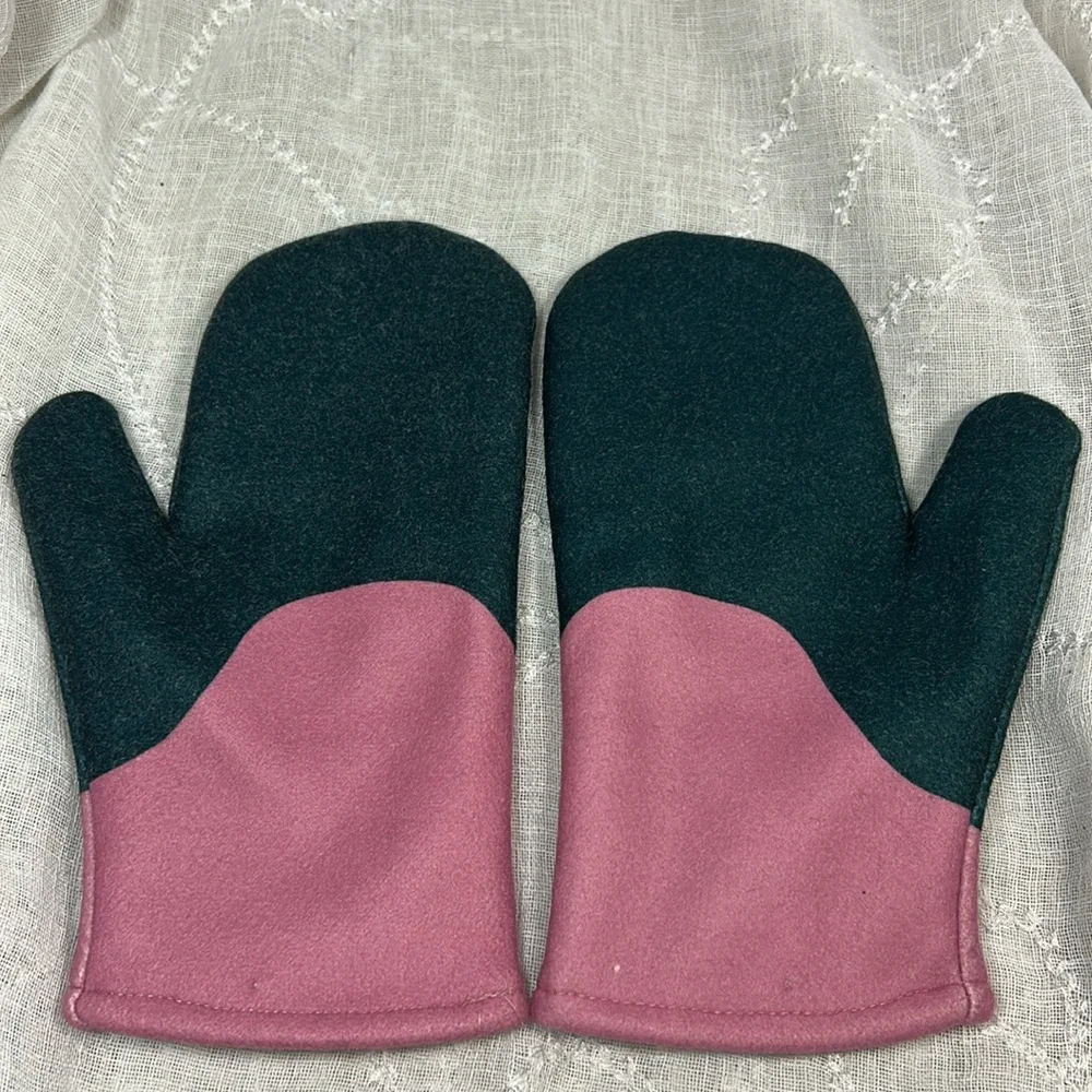 NWOT Handmade embroidered mittens
